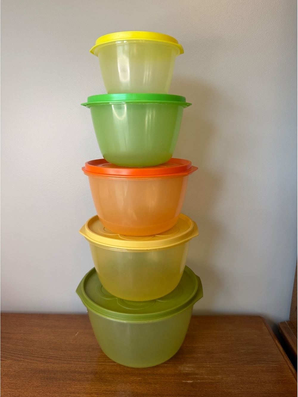 Rubbermaid vintage nesting bowls with flower design lids, set of 5